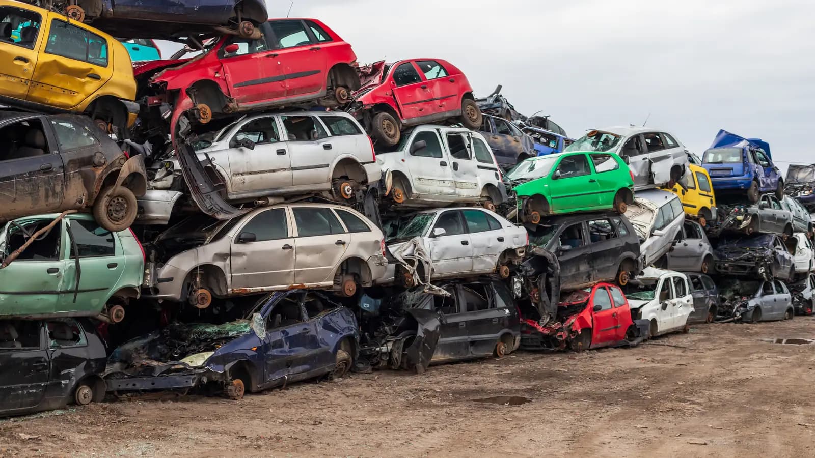 Wrecked cars stacked in a junkyard: how to junk a car in Nevada