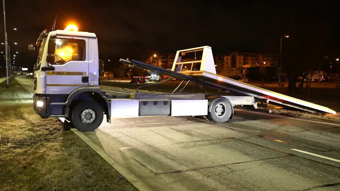 A tow truck at a roadside scene at night: when police impound a car in Nevada