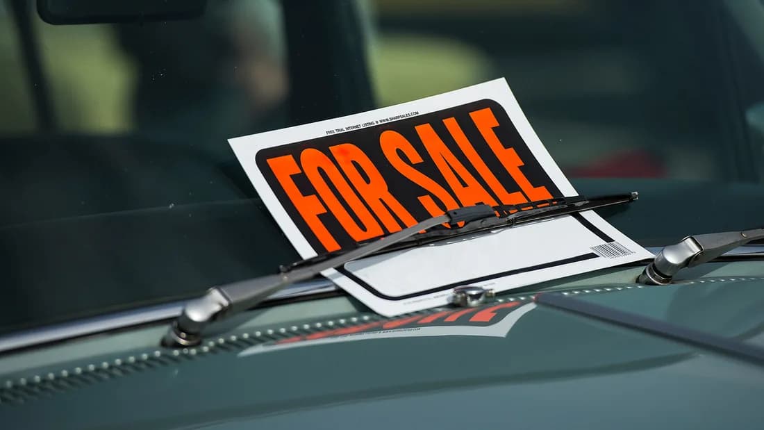 A For Sale sign under the windshield wiper of an older car: how to sell an old car for cash in Las Vegas