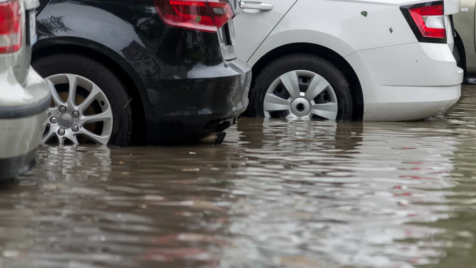 Flood damaged cars in a flooded parking lot Cars standing in floodwater in a parking lot: selling a flood damaged car in Nevada